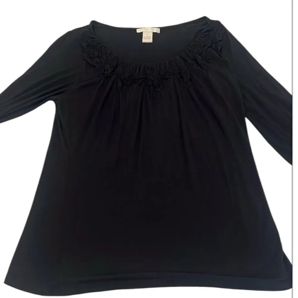 Design History black szM 3/4 sleeve flowers & gathers around neck down front EUC